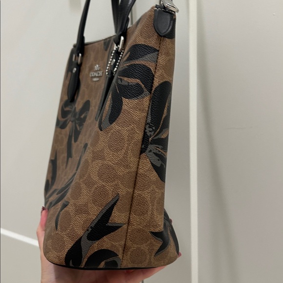 Coach (NWT) Gallery Tote Bag in Signature Canvas with Bow Print - Picture 6 of 14